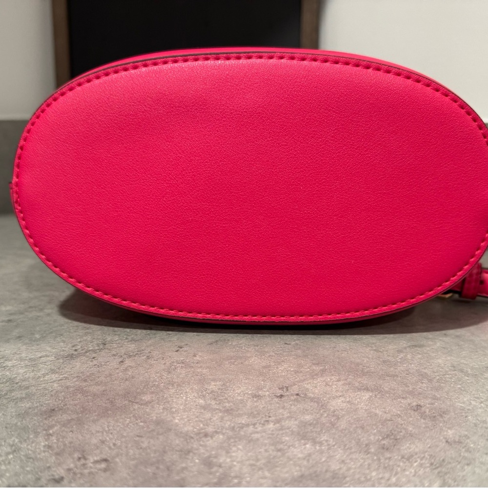 Nanette Lepore Pink Bucket Tote Handbag Vegan Leather-Retail $98! Pre-Owned!! - Picture 3 of 12